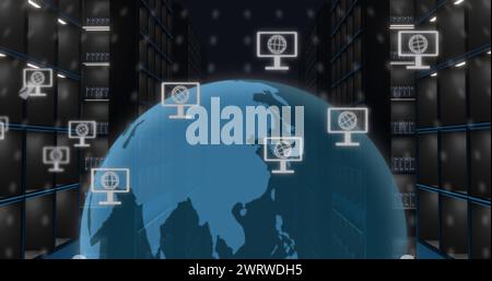 Abbildung der Globe und Computersymbole über Computerservern Stockfoto