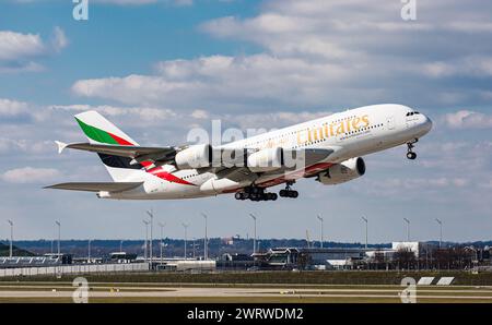 Ein Airbus A380-861 von Emirates Airlines startete von der Südbahn des Flughafens München. Registrierung A6-EED. (München, Deutschland, 04.04.2023) Stockfoto