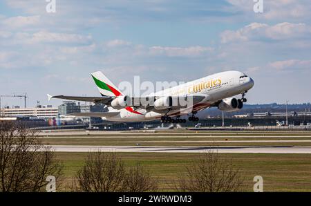 Ein Airbus A380-861 von Emirates Airlines startete von der Südbahn des Flughafens München. Registrierung A6-EED. (München, Deutschland, 04.04.2023) Stockfoto