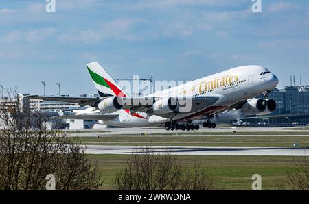 Ein Airbus A380-861 von Emirates Airlines startete von der Südbahn des Flughafens München. Registrierung A6-EED. (München, Deutschland, 04.04.2023) Stockfoto