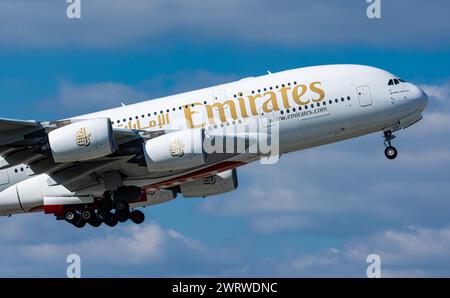 Ein Airbus A380-861 von Emirates Airlines startete von der Südbahn des Flughafens München. Registrierung A6-EED. (München, Deutschland, 04.04.2023) Stockfoto