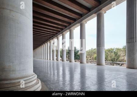 Athen, Griechenland - 03. März 2024: STOA von Attalos im antiken Agora von Athen, Kolonnade aus weißem dorischem Marmor mit antiker griechischer Architektur Stockfoto