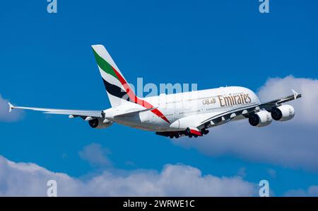 Ein Airbus A380-861 von Emirates Airlines startete von der Südbahn des Flughafens München. Registrierung A6-EED. (München, Deutschland, 04.04.2023) Stockfoto