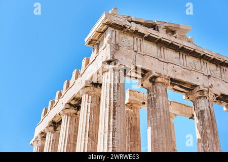 Athen, Griechenland - 2. März 2024: Ruinen des Parthenon-Tempels auf der Akropolis von Athen. Sie ist der Göttin Athena gewidmet Stockfoto