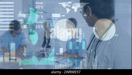 Bild der Infografik, Grafiken und Handelstafel über lächelnden asiatischen Arzt im Krankenhaus Stockfoto