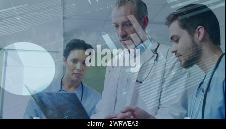 Bild der Infografik-Schnittstelle über verschiedene Ärzte, die die Patientenröntgenaufnahme im Krankenhaus diskutieren Stockfoto