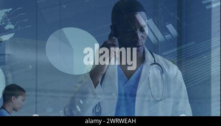 Bild der Infografik-Schnittstelle, wütender afroamerikanischer Arzt, der im Krankenhaus am Handy spricht Stockfoto