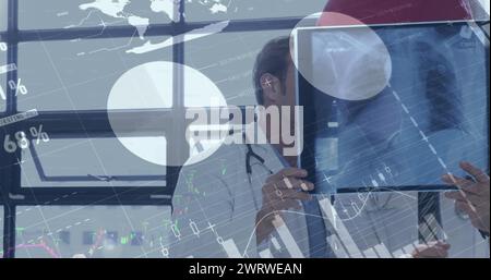 Bild der Infografik-Schnittstelle über kaukasische Ärzte, die die Röntgenaufnahme des Patienten im Krankenhaus diskutieren Stockfoto