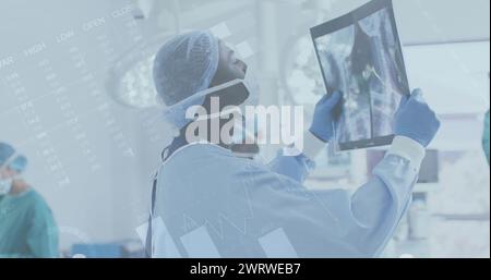 Bild der Infografik-Schnittstelle, afroamerikanischer Arzt, der Röntgenbericht im OP anayliert Stockfoto