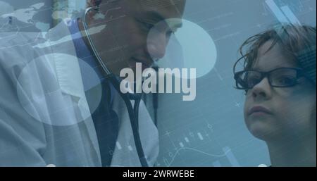 Bild der Infografik-Schnittstelle über diversen Arztsuchenden mit Stethoskop im Krankenhaus Stockfoto