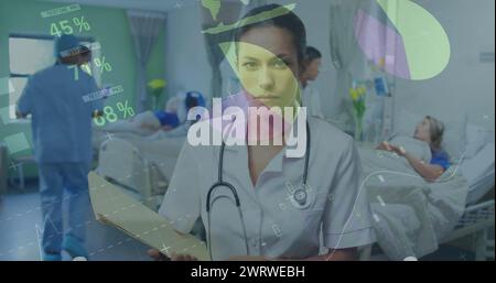 Bild der Infografik-Schnittstelle über birassischem Arzt mit im Krankenhaus stehendem Notizblock Stockfoto