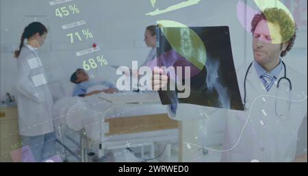 Bild der Infografik-Schnittstelle über dem Röntgenbild des kaukasischen Arztes Stockfoto