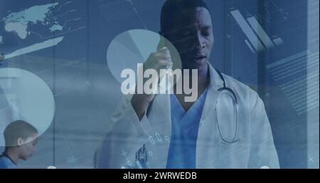 Bild der Infografik-Schnittstelle, wütender afroamerikanischer Arzt, der im Krankenhaus am Handy spricht Stockfoto