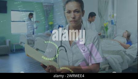 Bild der Infografik-Schnittstelle über birassischem Arzt mit im Krankenhaus stehendem Notizblock Stockfoto