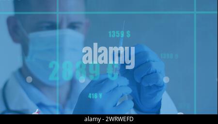 Bild der Datenverarbeitung über kaukasischen männlichen Arzt mit Gesichtsmaske und Spritze Stockfoto