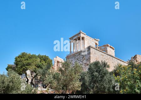 Athen, Griechenland - 2. März 2024: Tempel der Athena Nike auf dem Akropolis-Hügel Stockfoto