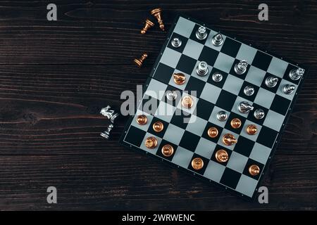 Schachstück im Schachbrettspiel für Ideen, Herausforderung, Führung, Strategie, Geschäft, Erfolg oder abstraktes Konzept. Stockfoto