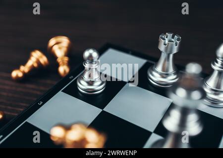 Schachstück im Schachbrettspiel für Ideen, Herausforderung, Führung, Strategie, Geschäft, Erfolg oder abstraktes Konzept. Stockfoto
