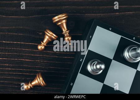 Schachstück im Schachbrettspiel für Ideen, Herausforderung, Führung, Strategie, Geschäft, Erfolg oder abstraktes Konzept. Stockfoto