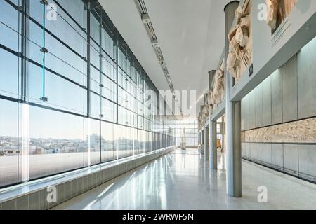 Athen, Griechenland - 2. März 2024: Innenansicht des neuen Akropolis-Museums in Athen. Entworfen vom schweizerisch-französischen Architekten Bernard Tschumi Stockfoto