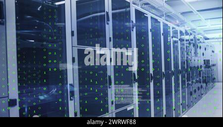 Bild der Datenverarbeitung über Computerserver Stockfoto