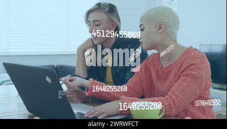Bild der Zahlen, die sich über kaukasische Frauen mit Laptop ändern Stockfoto