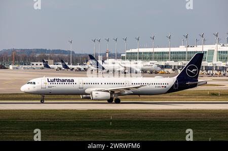 Ein Airbus A321-131 von Lufthansa startete von der Südbahn des Flughafens München. Immatrikulation D-AIRU. (München, Deutschland, 06.04.2023) Stockfoto