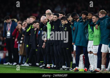 LONDON, UK - 12. März 2024: Spieler und Mitarbeiter von Arsenal beobachten das Elfmeterschießen von der Seitenlinie während des Achtelfinale der UEFA Champions League seco Stockfoto