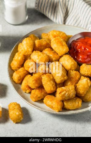 Hausgemachte gebackene gebratene Tater Tot Potatoes mit Ketchup Stockfoto