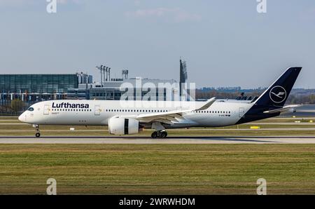 Ein Airbus A350-941 von Lufthansa landet auf der Sübahn des Flughafens München. Immatrikulation des Langstreckenflugzeug D-AIXC. (München, Deutschland, Stockfoto