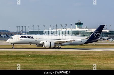 Ein Airbus A350-941 von Lufthansa landet auf der Sübahn des Flughafens München. Immatrikulation des Langstreckenflugzeug D-AIXC. (München, Deutschland, Stockfoto