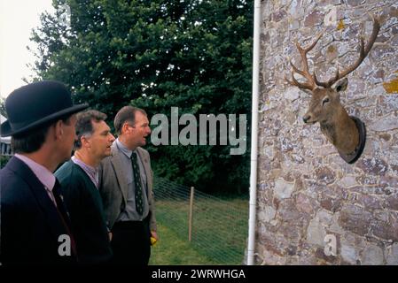 Der Trophäenkopf der Berghütte bei der jährlichen Sommer-Welpenschau der Quantock Staghounds wird als Preis für Großbritannien England der 1990er Jahre im März 1997 HOMER SYKES verliehen Stockfoto