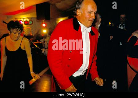 West Bagborough, Somerset, England 9. Mai 1997. Der jährliche Jagdball Quantock Staghounds feiert das Ende der Jagdsaison. Ein Master of the Fox Hounds (MF) oder Staghounds tanzen zu einer Live-Band beim jährlichen Jagdball im Bagborough House. HOMER SYKES Stockfoto