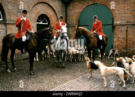 Quantock Staghounds 1990s UK. Quantock Hills Somerset. Rasen trifft Bagborough House, das letzte Treffen der Jagdsaison 1997. Der Meister der Staghunde und Jagdstab. Auch Jagddiener genannt. HOMER SYKES Stockfoto