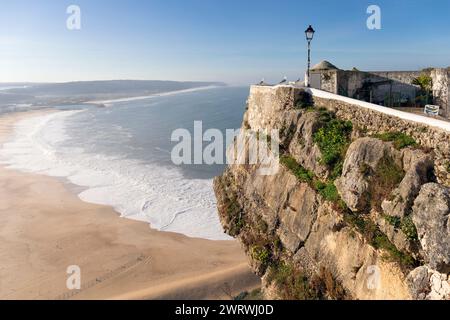 Portugal, Region Oeste, Nazaré, Blick auf Miradouro de São Brás und Praia da Nazaré von Rua do Horizonte Stockfoto