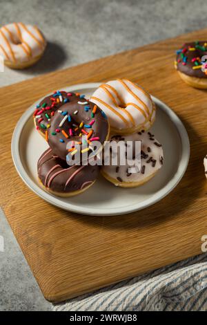 Hausgemachte kleine Mini Donuts zum Frühstück mit Sprenkeln und Zuckerguss Stockfoto