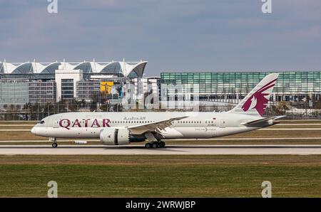 Ein Boeing 787-8 Dreamliner von Qatar Airways landet auf der Südbahn des Flughafens München. Registrierung A7-BCJ. (München, Deutschland, 07.04.2023) Stockfoto