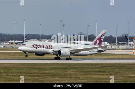 Ein Boeing 787-8 Dreamliner von Qatar Airways landet auf der Südbahn des Flughafens München. Registrierung A7-BCJ. (München, Deutschland, 07.04.2023) Stockfoto