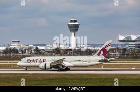 Ein Boeing 787-8 Dreamliner von Qatar Airways landet auf der Südbahn des Flughafens München. Registrierung A7-BCJ. (München, Deutschland, 07.04.2023) Stockfoto