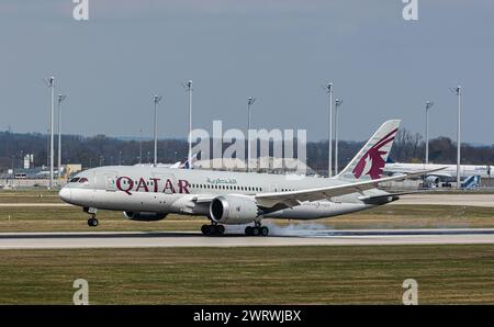 Ein Boeing 787-8 Dreamliner von Qatar Airways landet auf der Südbahn des Flughafens München. Registrierung A7-BCJ. (München, Deutschland, 07.04.2023) Stockfoto