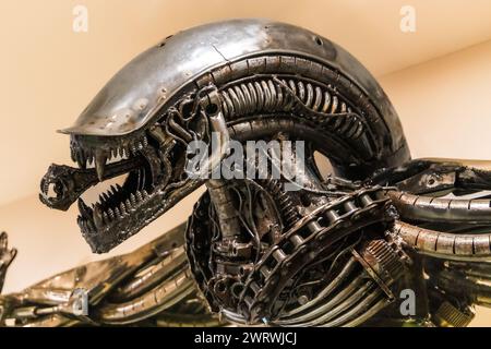 Alien-Kopf aus alten Motorradteilen, gesehen im Shropshire Sculpture Park, aufgenommen am 21. Oktober 2023. Stockfoto