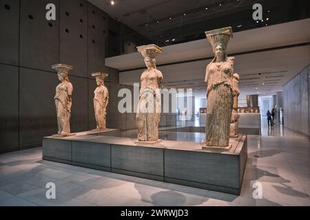 Athen, Griechenland - 2. März 2024: Originale Karyatidenstatuen im Inneren des modernen Akropolis-Museums mit antiken griechischen Funden Stockfoto