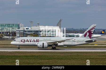 Ein Boeing 787-8 Dreamliner von Qatar Airways landet auf der Südbahn des Flughafens München. Registrierung A7-BCJ. (München, Deutschland, 07.04.2023) Stockfoto