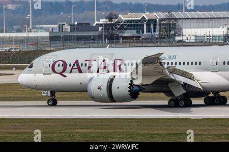 Ein Boeing 787-8 Dreamliner von Qatar Airways landet auf der Südbahn des Flughafens München. Registrierung A7-BCJ. (München, Deutschland, 07.04.2023) Stockfoto