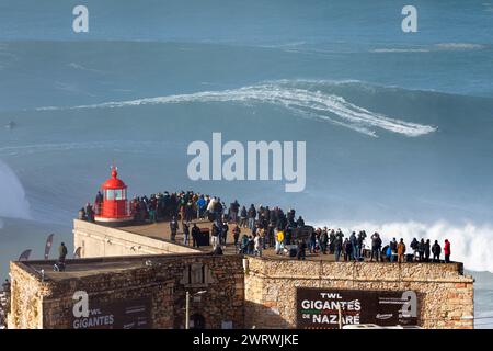 Portugal, Region Oeste, Nazaré, Surfer und Support Jet Skis fahren während des Free Surfing Events im Januar 2022 in der Nähe von Praia do Norte auf riesigen Wellen Stockfoto