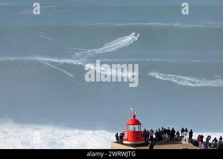 Europa, Portugal, Region Oeste, Nazaré, Surfer und Support Jet Skis auf riesigen Wellen in der Nähe von Praia do Norte während des Free Surfing Event 2022 Stockfoto