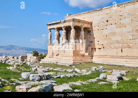 Athen, Griechenland - 2. März 2024: Sechs Karyatiden oder Karyatiden auf der Veranda des Erechtheion in Akropolis Stockfoto
