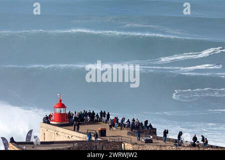 Europa, Portugal, Region Oeste, Nazaré, Surfer und Support Jet Skis auf riesigen Wellen in der Nähe von Praia do Norte während des Free Surfing Event 2022 Stockfoto