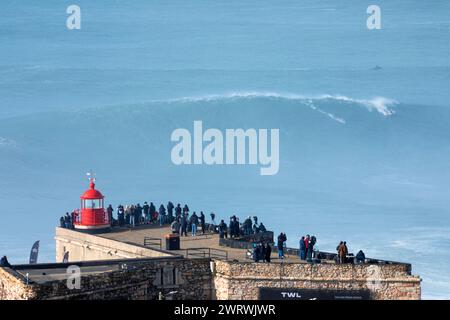 Europa, Portugal, Region Oeste, Nazaré, Surfer und Support Jet Skis auf riesigen Wellen in der Nähe von Praia do Norte während des Free Surfing Event 2022 Stockfoto