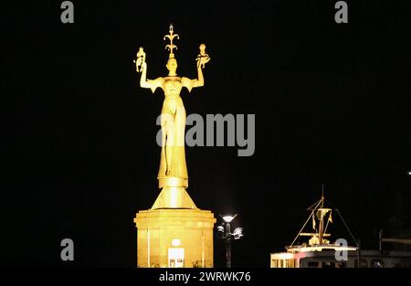 Tolle Nahaufnahme der berühmten Imperia-Statue am Hafeneingang von Konstanz am Bodensee in Deutschland bei Nacht. Stockfoto